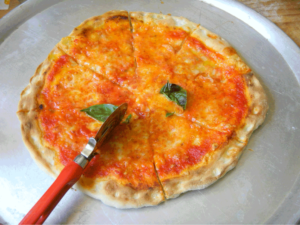 Schlecht gebackene Pizza Margherita