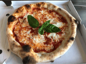 Perfekt gebackene Pizza Margherita