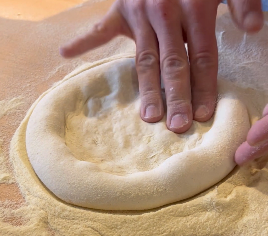 Pizza klebt am Schieber
