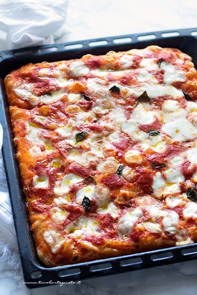 Blechpizza: Rezept & Backen